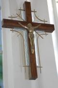 krzyż nad ołtarzem